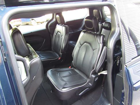 Used 2025 Chrysler Pacifica Limited FWD image 5