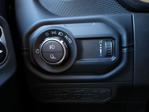 Used 2024 Jeep Gladiator Mojave w/ Technology Group image 30