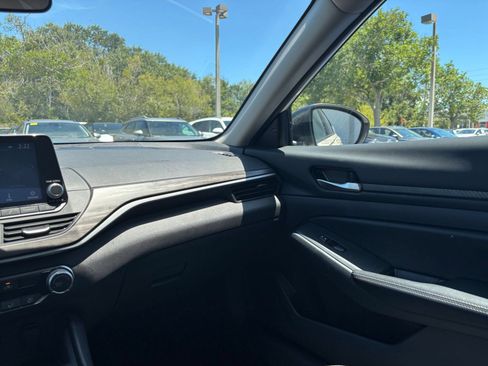 Used 2025 Nissan Altima 2.5 SV FWD image 35