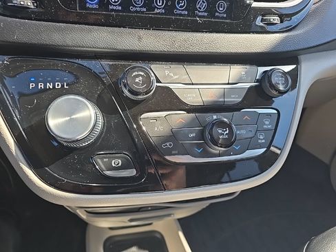 Used 2017 Chrysler Pacifica Touring-L Plus w/ Tire & Wheel Group FWD image 27