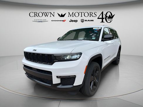 Used 2023 Jeep Grand Cherokee L Limited w/ Black Appearance Package AWD/4WD image 8