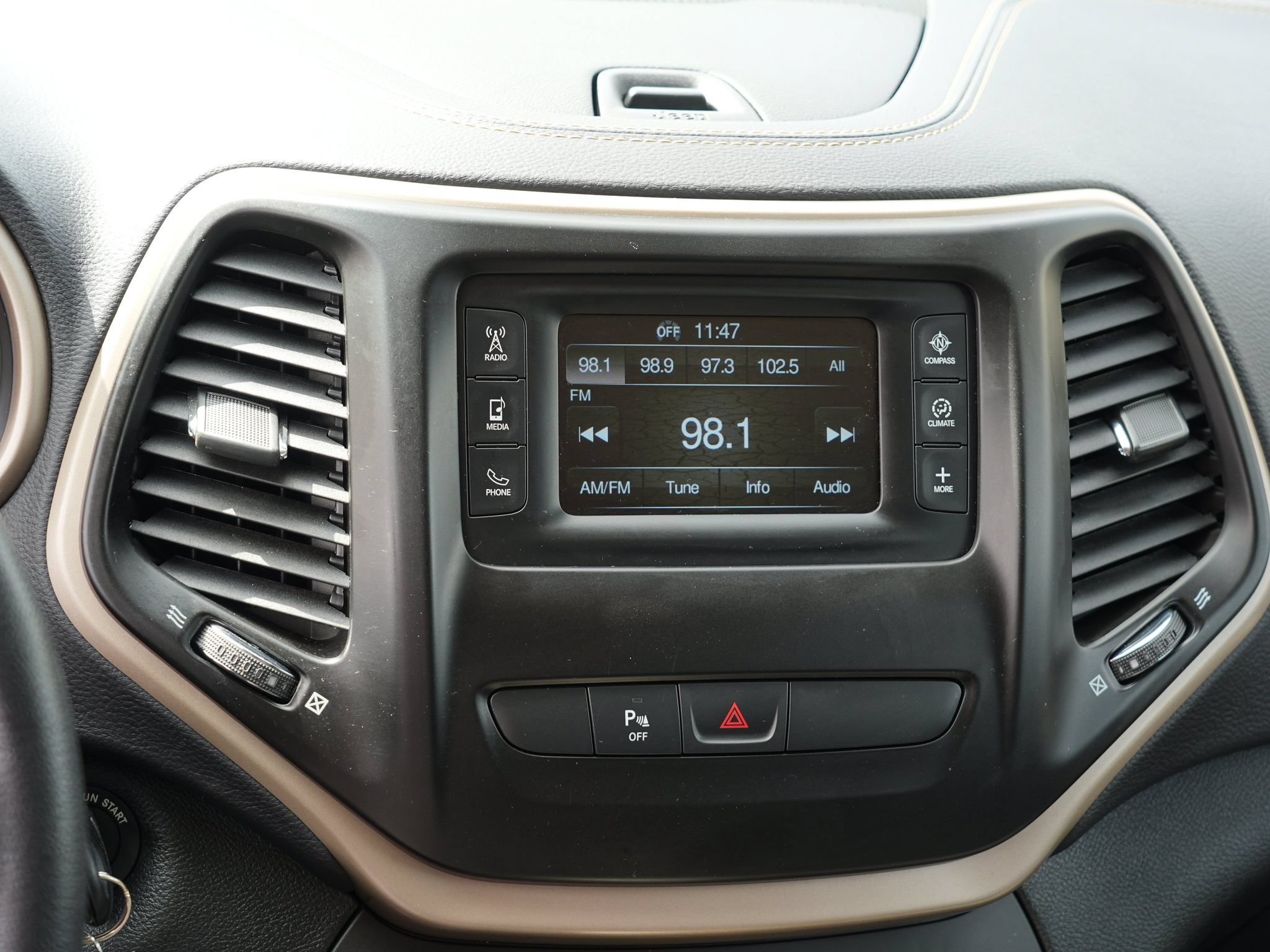 Used 2018 Jeep Cherokee Latitude w/ Safety Group AWD/4WD image 22