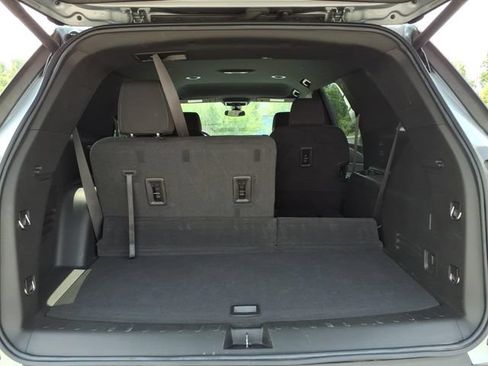 Used 2023 Chevrolet Traverse LT FWD image 8
