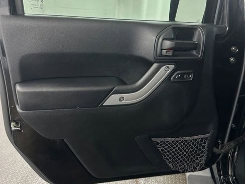 Used 2017 Jeep Wrangler Unlimited Sahara w/ Connectivity Group image 8