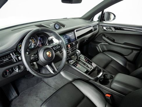 Certified 2025 Porsche Macan image 4
