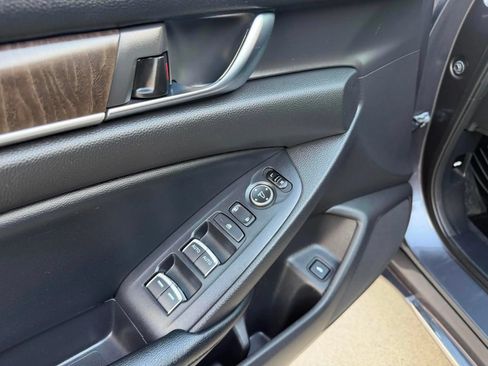 Used 2018 Honda Accord EX image 10