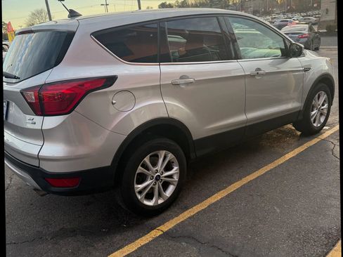 Used 2019 Ford Escape SE image 4