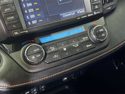 Used 2018 Toyota RAV4 SE image 26