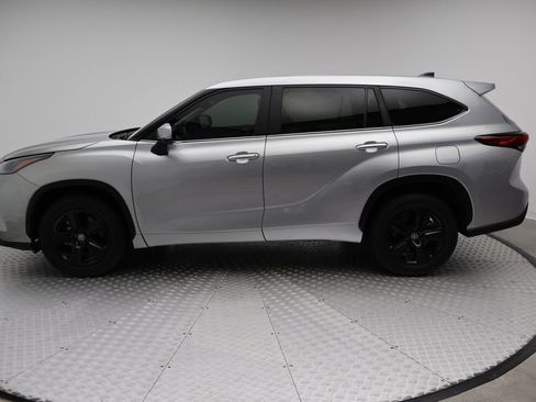 Used 2023 Toyota Highlander LE image 11