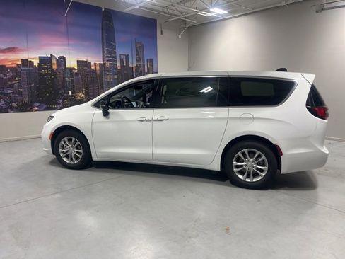 New 2026 Chrysler Pacifica Select image 4
