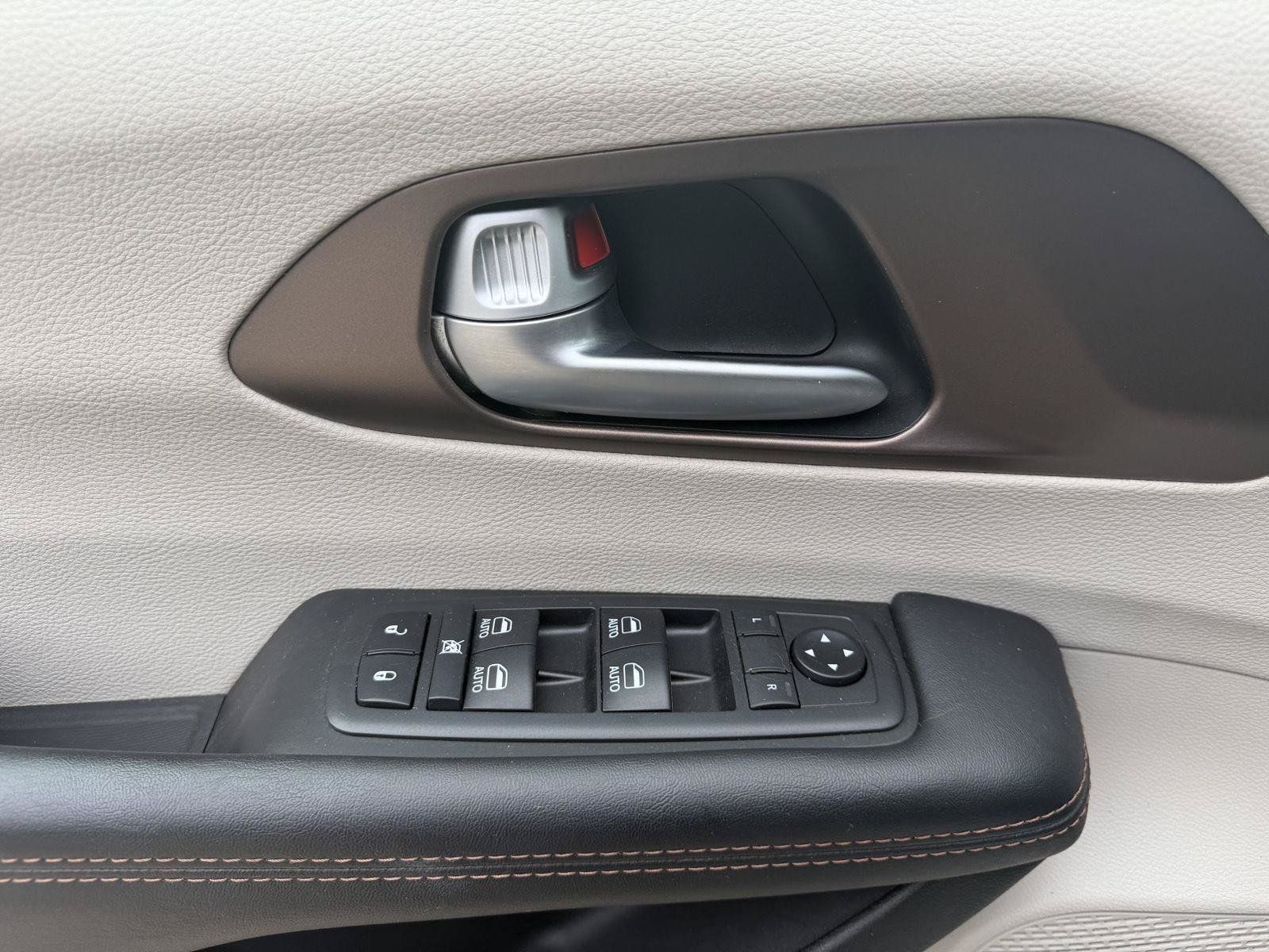 Used 2018 Chrysler Pacifica Touring-L Plus FWD image 8