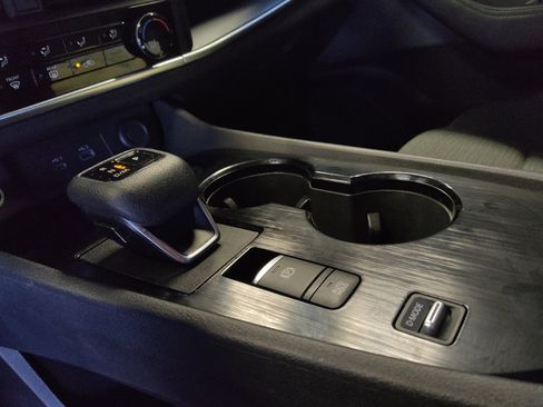 Used 2022 Nissan Rogue S image 26