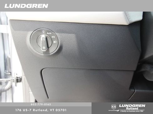 Used 2025 Volkswagen Taos SE image 12