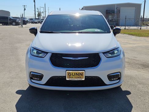 New 2026 Chrysler Pacifica Select image 8