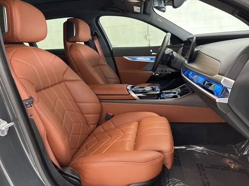 Used 2024 BMW i7 xDrive60 w/ Premium Package image 76