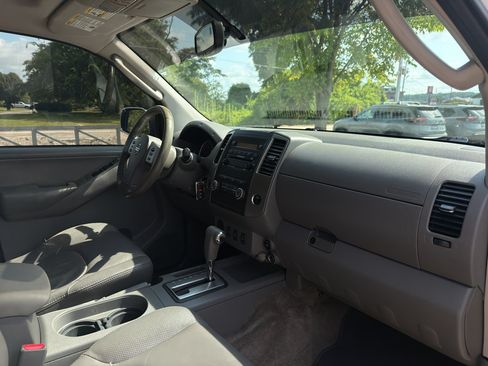 Used 2011 Nissan Frontier SL w/ Moonroof Pkg RWD image 20
