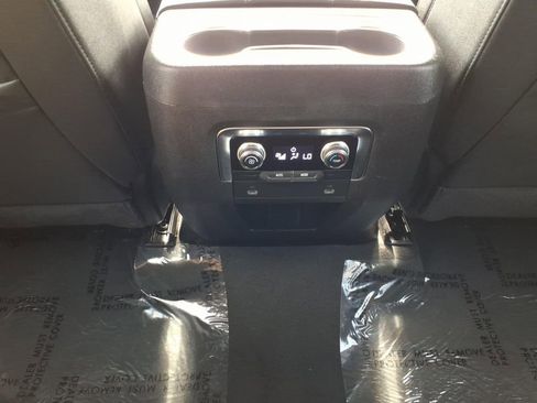 Used 2024 GMC Yukon SLT RWD image 13