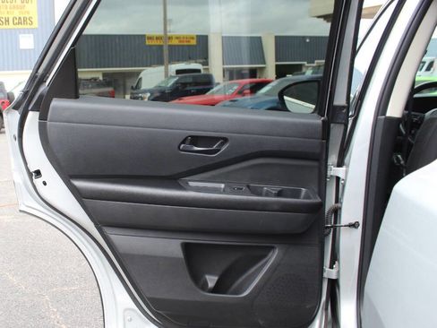 Used 2025 Nissan Pathfinder SV FWD image 19