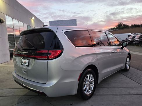 New 2026 Chrysler Pacifica Select image 5
