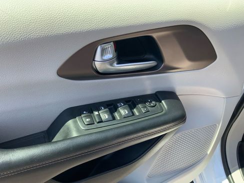 Used 2017 Chrysler Pacifica LX FWD image 34