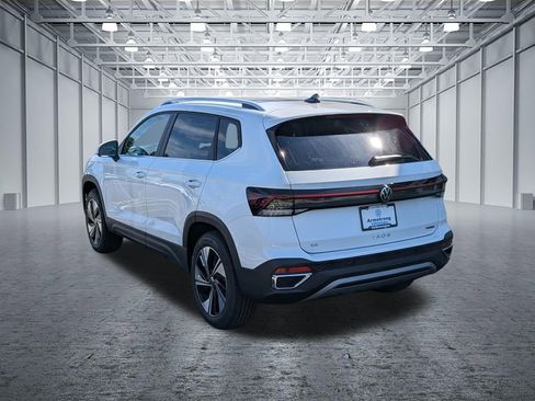 New 2026 Volkswagen Taos SE image 3