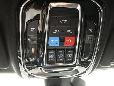 Used 2023 Jeep Grand Cherokee Overland w/ Luxury Tech Group IV AWD/4WD image 46
