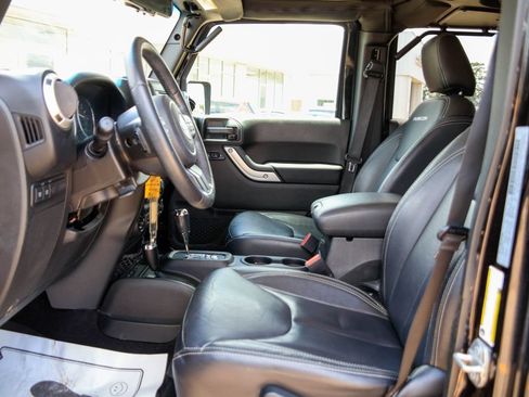 Used 2018 Jeep Wrangler Unlimited Rubicon w/ Connectivity Group AWD/4WD image 7
