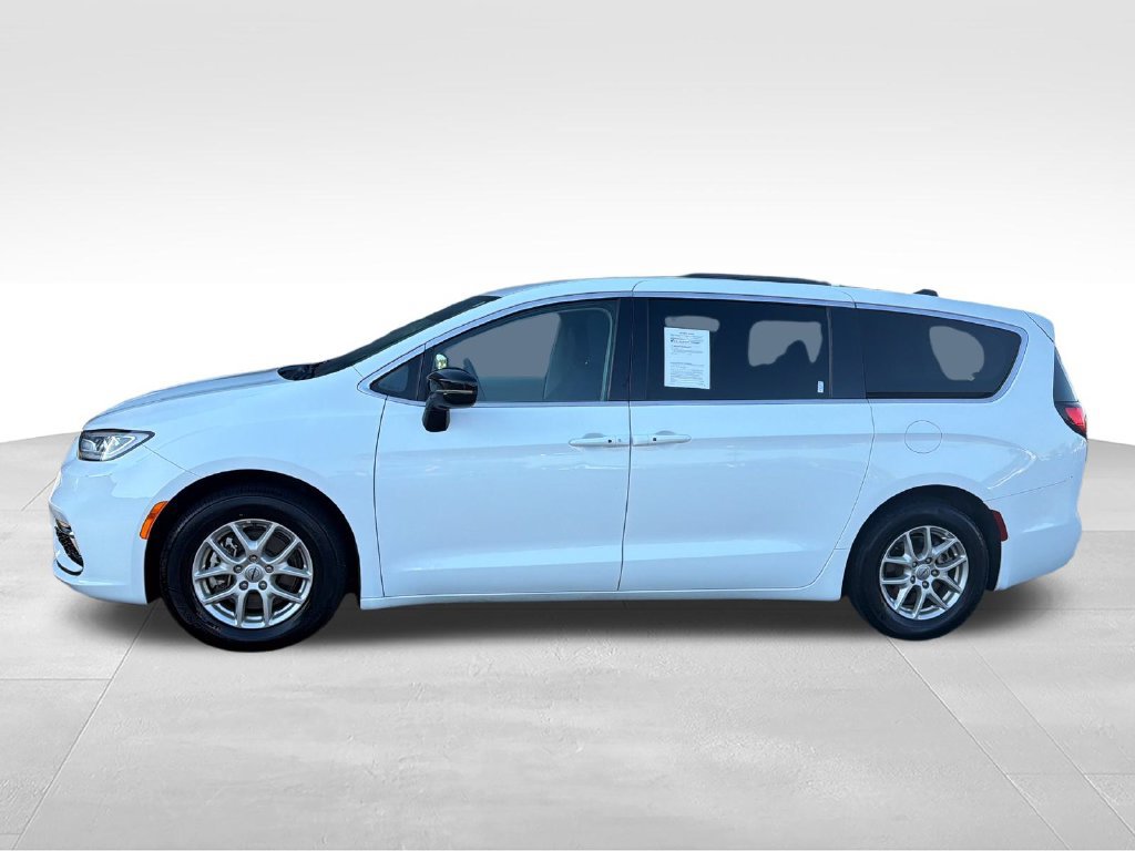 Used 2024 Chrysler Pacifica Touring-L FWD image 2