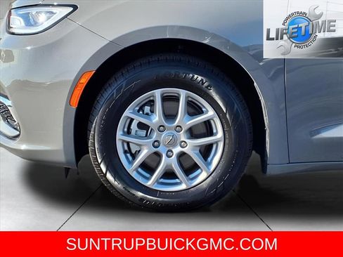 Used 2025 Chrysler Pacifica Select image 24