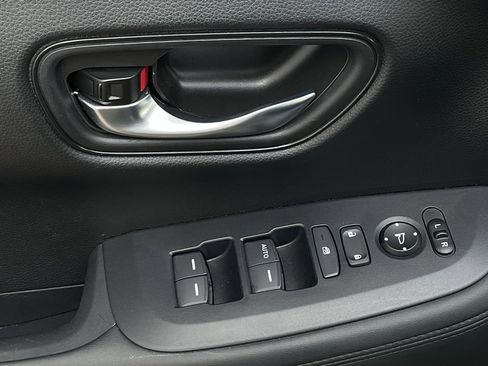 Used 2025 Honda HR-V LX image 12