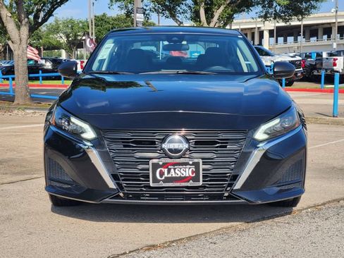 Used 2024 Nissan Altima 2.5 SV FWD image 2