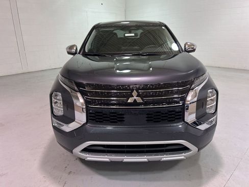 New 2025 Mitsubishi Outlander SE image 2