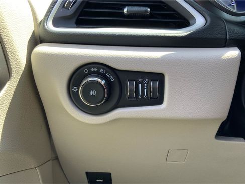 Used 2023 Chrysler Pacifica Touring-L FWD image 17