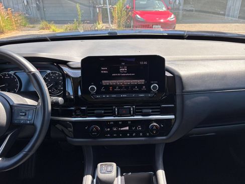 Used 2025 Nissan Pathfinder SV FWD image 17