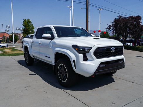 Certified 2025 Toyota Tacoma TRD Sport w/ TRD Sport Premium Package AWD/4WD image 2