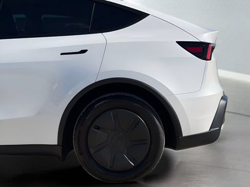 Used 2026 Tesla Model Y AWD image 10