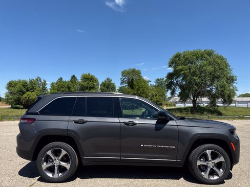 New 2026 Jeep Grand Cherokee Limited AWD/4WD image 2