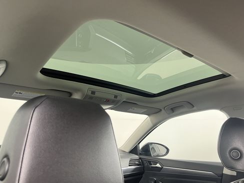 Certified 2023 Volkswagen Jetta SE w/ Panoramic Sunroof Package image 17
