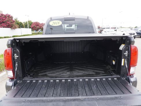 Used 2018 Toyota Tacoma TRD Sport RWD image 12