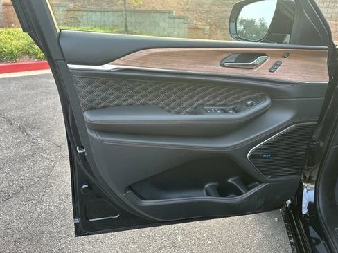 New 2025 Jeep Grand Cherokee Summit image 10