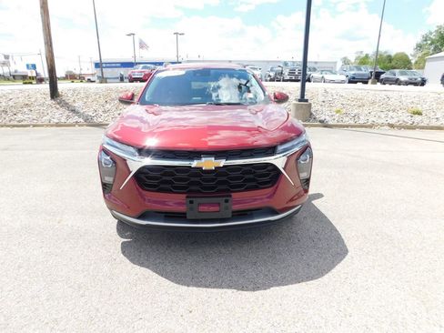 Used 2025 Chevrolet Trax LT w/ LT Convenience Package FWD image 8