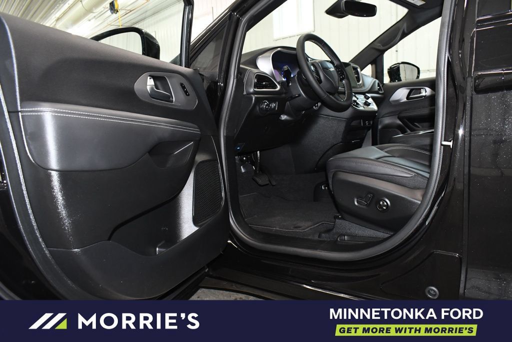 Used 2026 Chrysler Pacifica Select w/ S Appearance Package FWD image 14