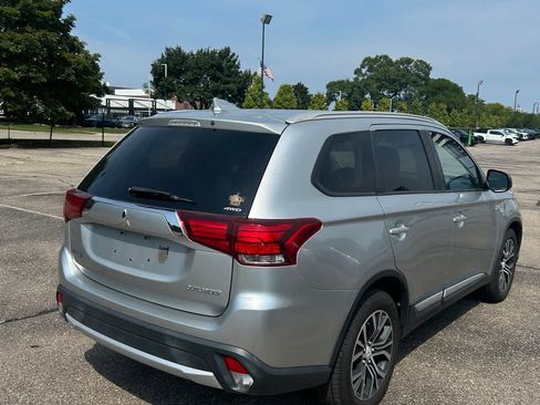 Used 2018 Mitsubishi Outlander ES AWD/4WD image 3