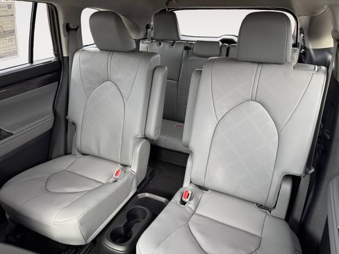 New 2026 Toyota Highlander Platinum AWD/4WD image 16