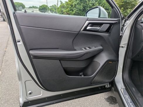 New 2025 Mitsubishi Outlander SE image 11