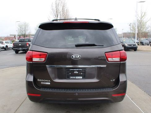 Used 2017 Kia Sedona LX w/ LX Essentials Premium Package image 8