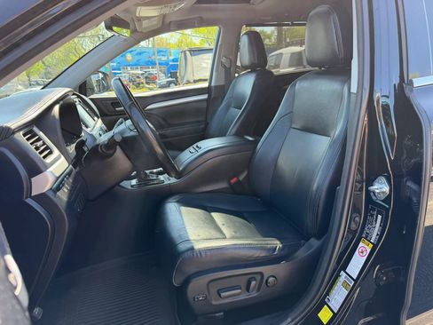 Used 2017 Toyota Highlander XLE AWD/4WD image 12