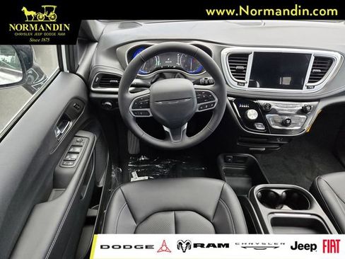 New 2027 Chrysler Pacifica Select FWD image 6