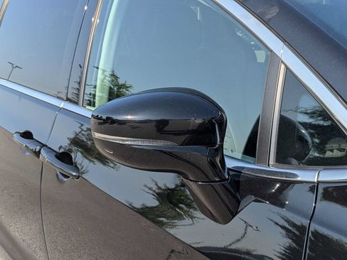 Used 2024 Chrysler Pacifica Touring-L FWD image 12