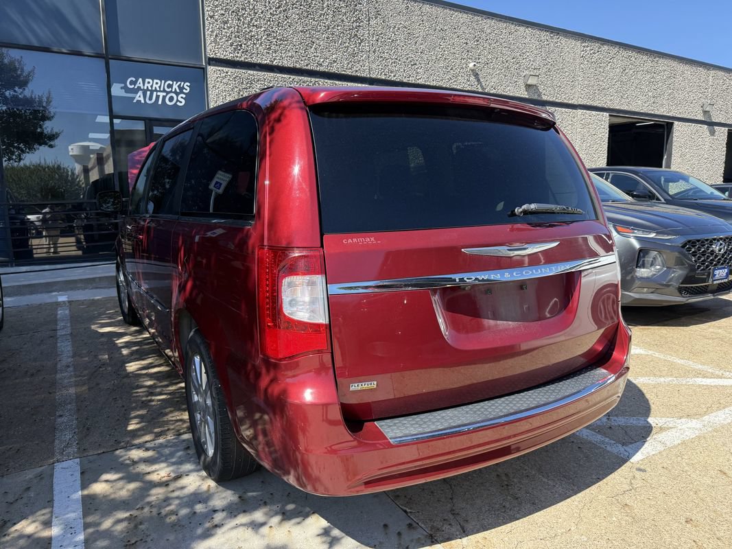 Used 2016 Chrysler Town & Country Touring FWD image 3
